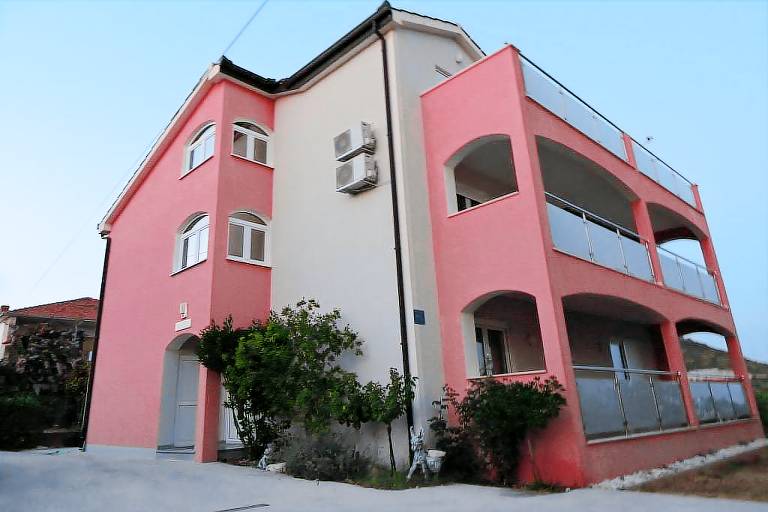 Vacation home with garden & patio in Okrug