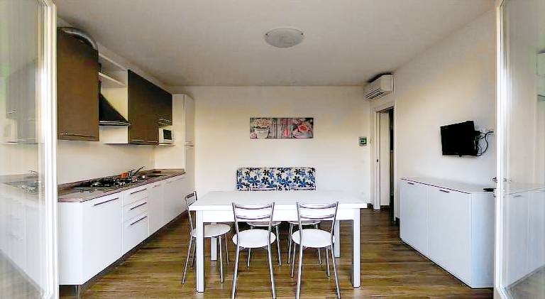 Serviced apartment with pool, yard & hot tub — photo 4