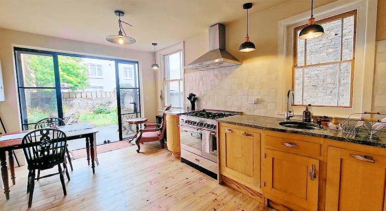 Rental apartment with hot tub & yard — photo 3