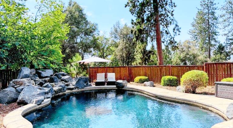 Nice house with jacuzzi & pool | Pets are welcome in Oakhurst, CA