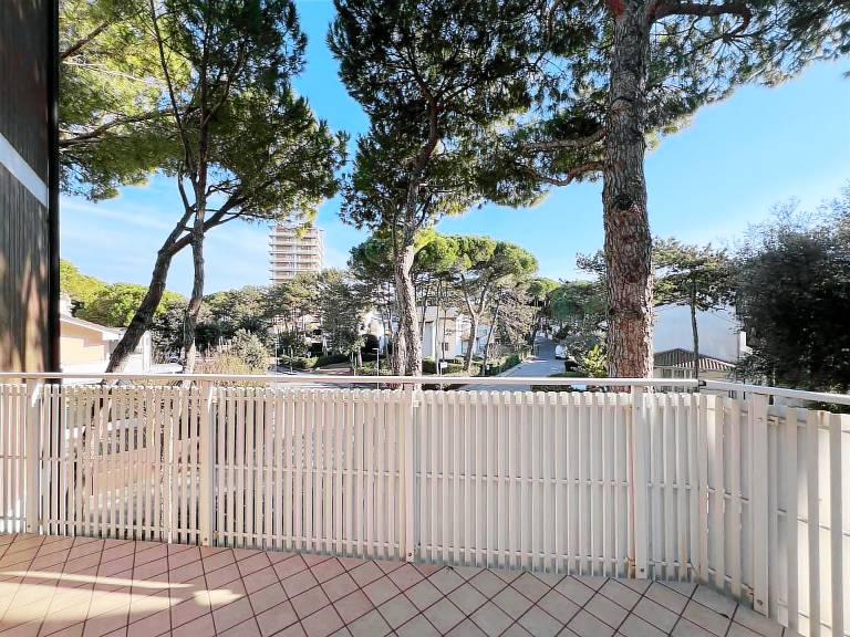 Rental apartment with yard — photo 4