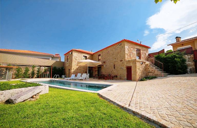 Pet-friendly Vacation Home Villae Carreiro with Pool, A/C, Wi-Fi, Garden & Terrace — photo 2