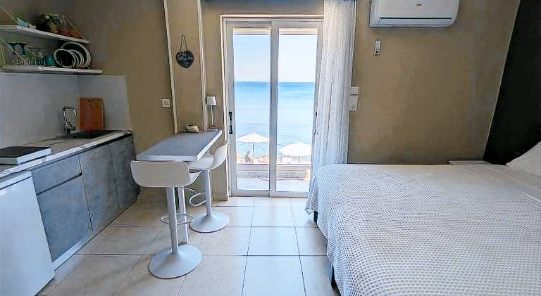 Serviced apartment with patio — photo 2