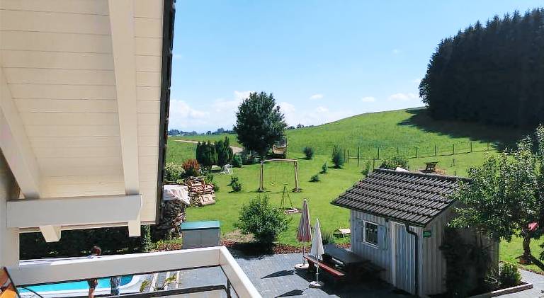 Holiday apartment with terrace, barbecue & yard — photo 4