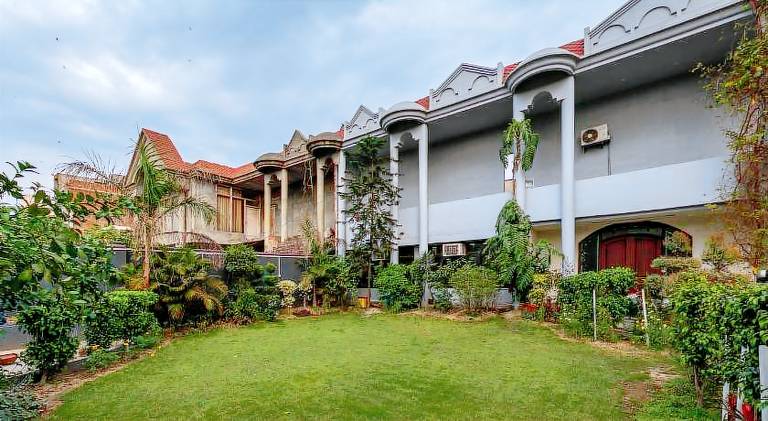 De Manora Homes - Unpretentious hotel with a garden, posh area Ranjit Avenue in Amritsar