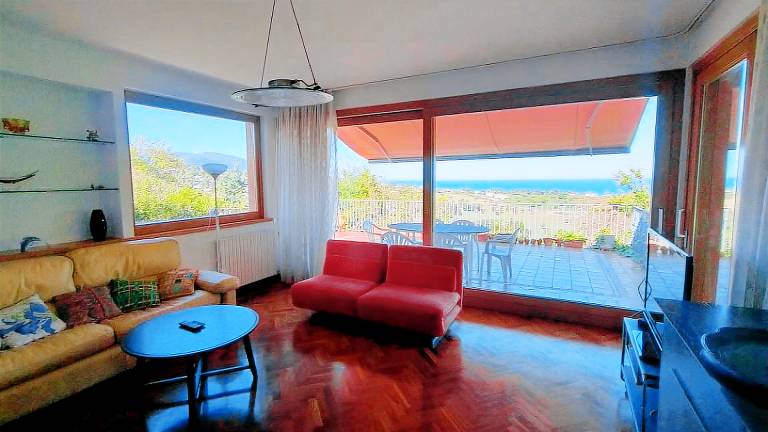 Villa with patio & garden | Pets allowed — photo 4