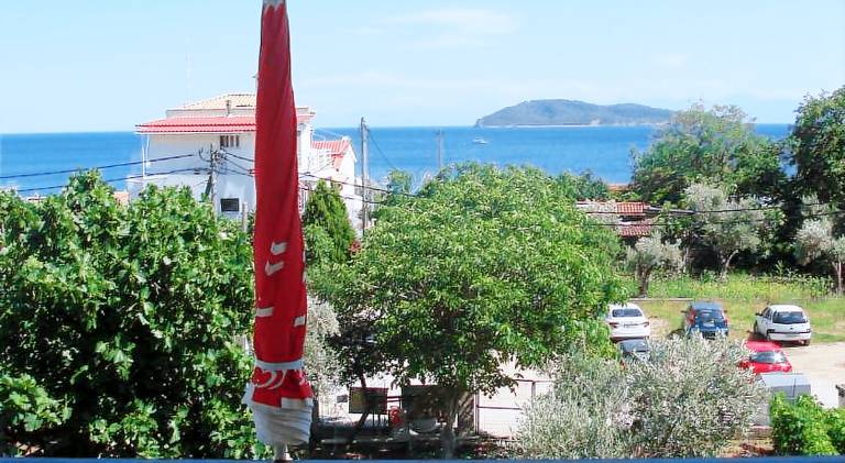 Rental apartment with terrace & garden — photo 3