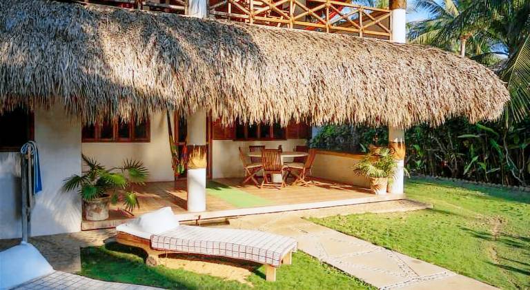 Vacation home with jacuzzi, yard & patio — photo 4