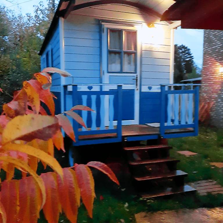 Cozy Little Blue Caravan in Scy Belgique — photo 4