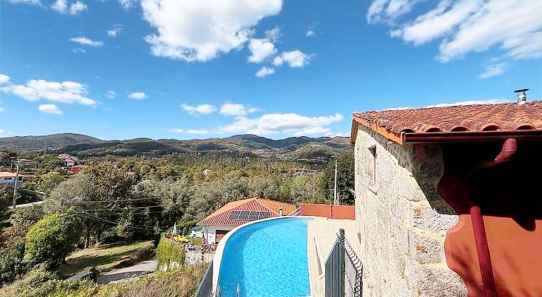 Chalet with terrace, garden & private pool in Braga