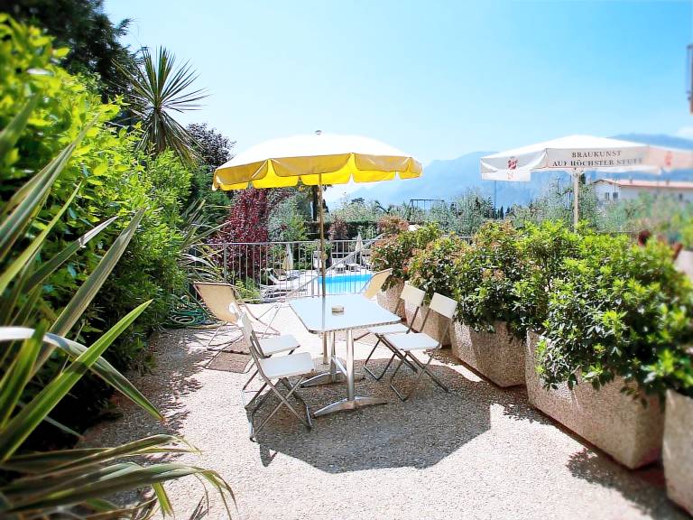Rental apartment with yard, pool & patio | Next to the beach | Dogs allowed — photo 3