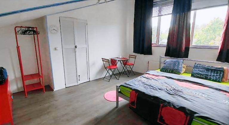 spacious room with free parking