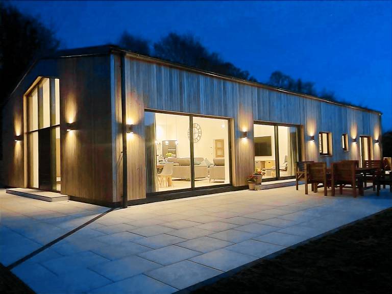 Cottage with barbeque & yard | Water view — photo 2