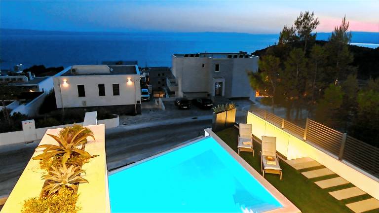 Villa with barbeque, garden & pool — photo 2