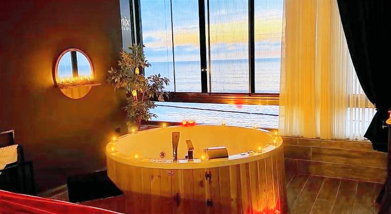 Serviced apartment with patio, private pool & hot tub | Perfect for remote work in Ardesen