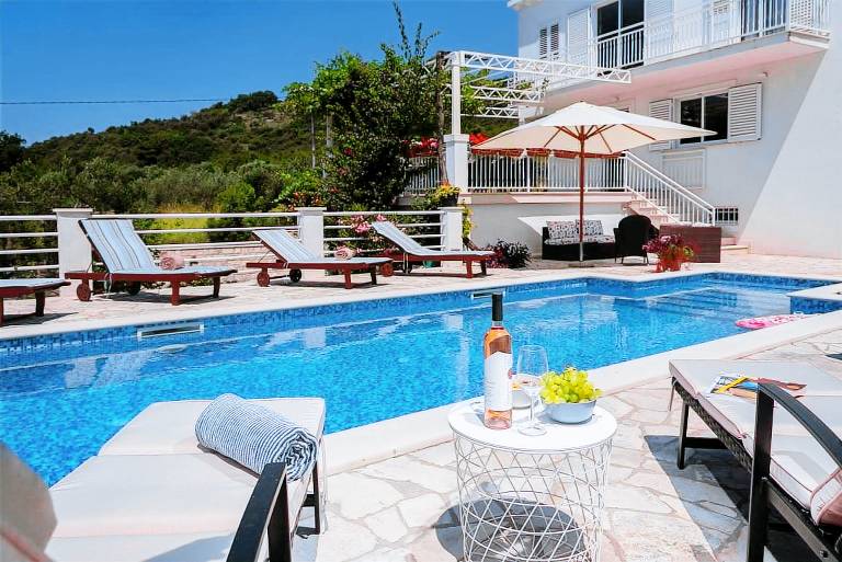 Villa with barbeque, private pool & garden — photo 2