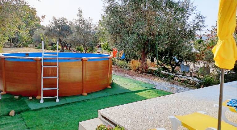 Farm with yard, pool & barbeque — photo 4