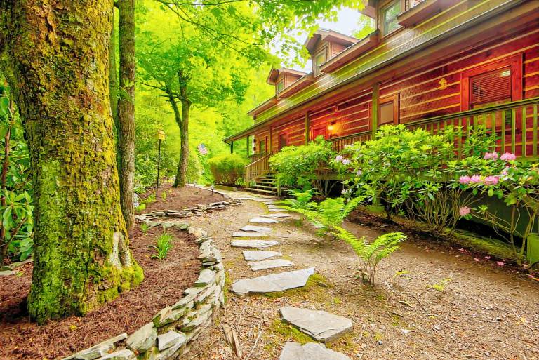 Hebron Falls Cabin: Wraparound Porch Hot Tub Pool Table Dog Friendly Firepit in Boone, NC