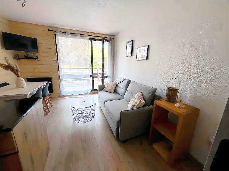 Renovated Studio Cabin: Mountain View, Private Terrace & Wi-Fi — photo 4
