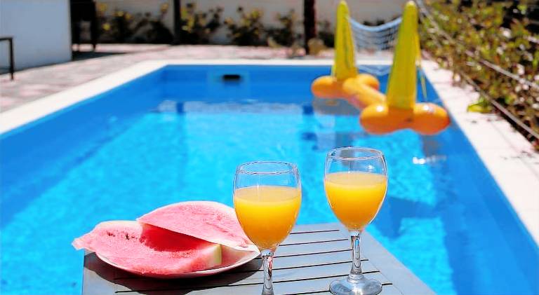 Holiday apartment with pool — photo 4