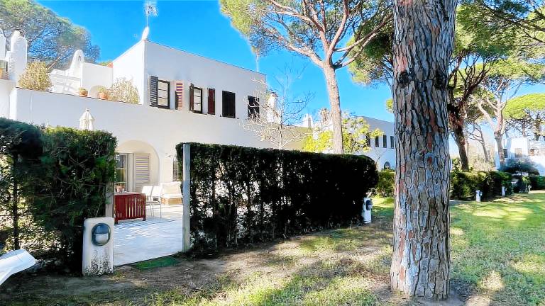 Fully equipped vacation home with BBQ, yard & pool | Pet-friendly — photo 2