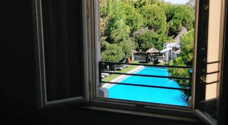 Serviced apartment with pool, patio & yard — photo 5