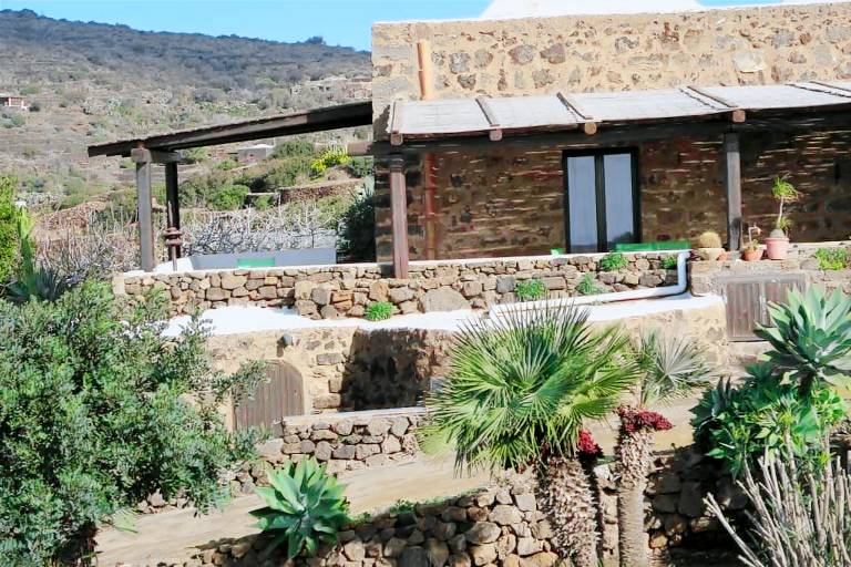 'Antico Dammuso Al Tramonto' with sea view and private garden — photo 5