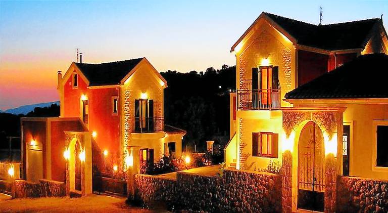 Villa with yard, private pool & grill | Pets allowed — photo 4