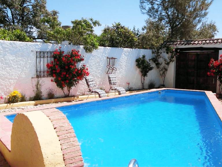 Vacation home with yard, private pool & barbeque — photo 4