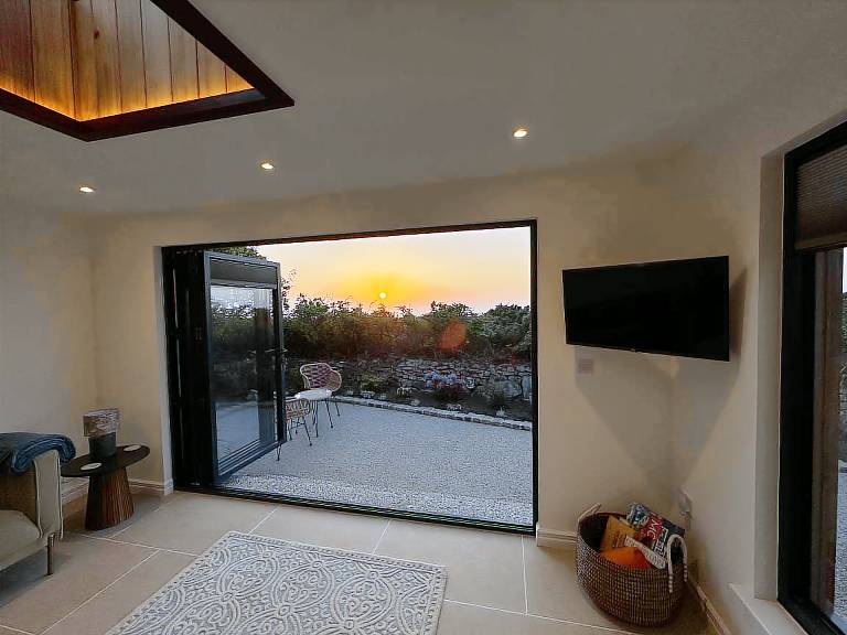 Family-friendly cottage with hot tub & garden | Pets are welcome — photo 3