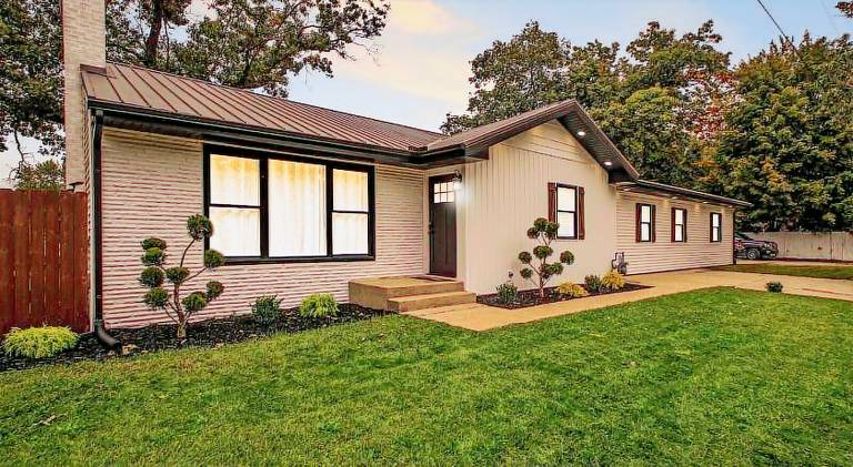 Vacation home with hot tub | Suitable for remote work in Elkhart, IN