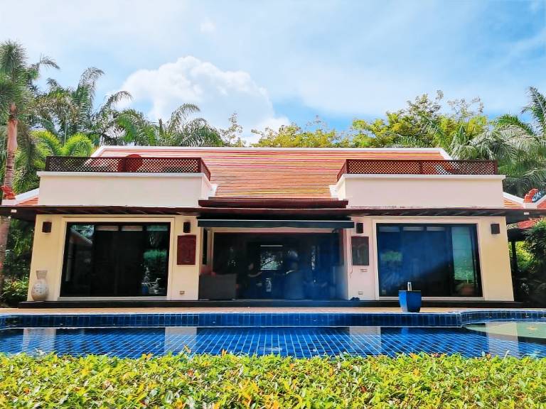 Villa with pool — photo 5