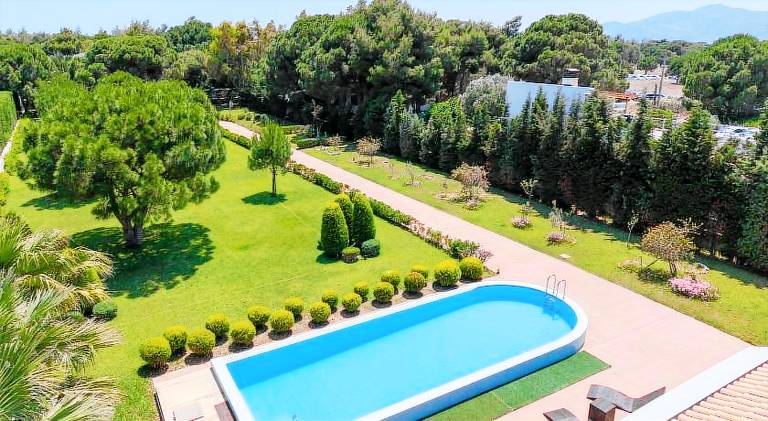 Villa with private pool & garden — photo 4