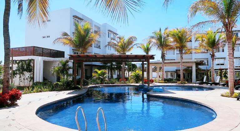 Apartment with pool — photo 3