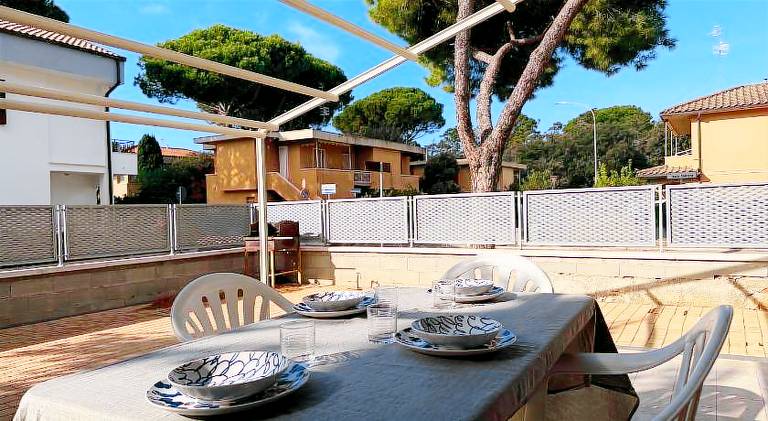 Rental apartment with yard & barbeque — photo 3