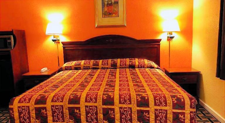 Deluxe Inn — photo 4