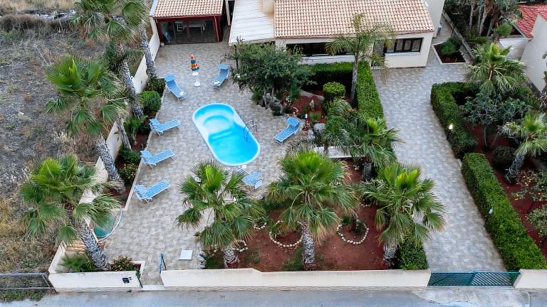 Children-friendly beautiful villa with barbeque, private pool & patio | Mountain view | Dogs allowed — photo 2