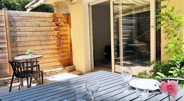Apartment with yard & terrace — photo 4