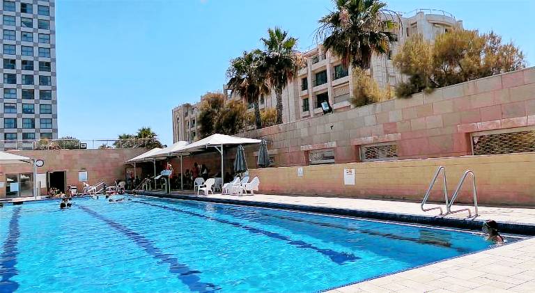 Vacation home with pool — photo 2