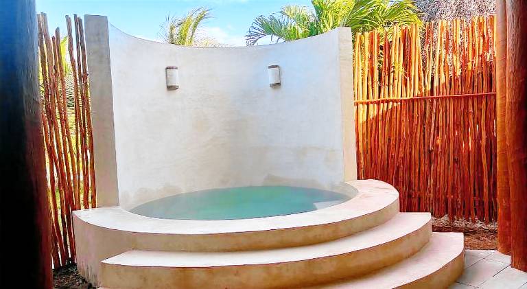 Lodge with barbeque, pool & yard | Pet-friendly — photo 4