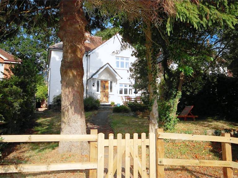 Cottage with yard & grill — photo 2