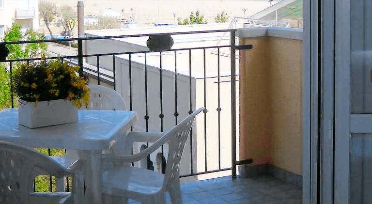 Serviced apartment with patio — photo 5