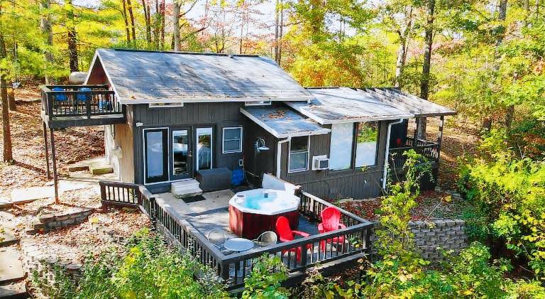 House with hot tub | Dogs allowed in Indiana