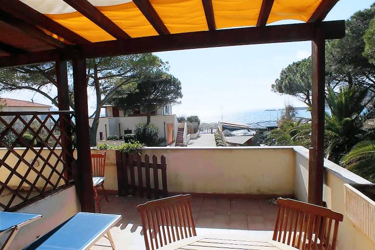Family-friendly charming rental apartment with patio, yard & BBQ | Sea view | Close to the beach | Pets are welcome — photo 2
