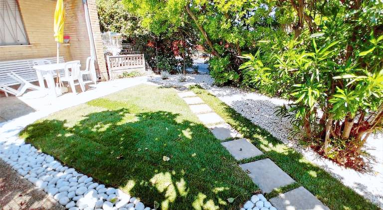 Serviced apartment with yard — photo 3