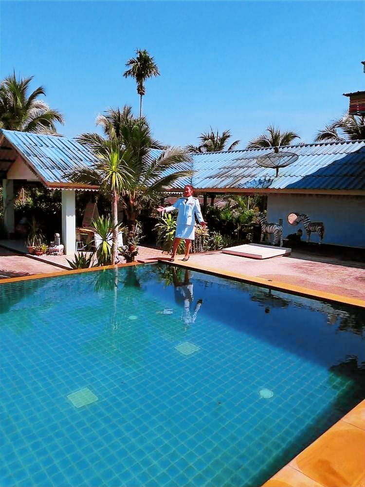 Bungalow with yard, BBQ & pool — photo 5