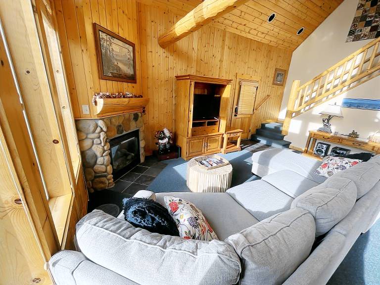 Family-oriented pleasant vacation home with barbeque, patio & hot tub | Good for workation | Pets allowed — photo 2