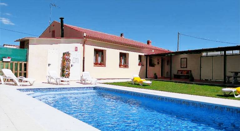 House with pool — photo 5