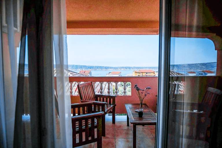Apartment with yard, patio & grill | Sea view — photo 3