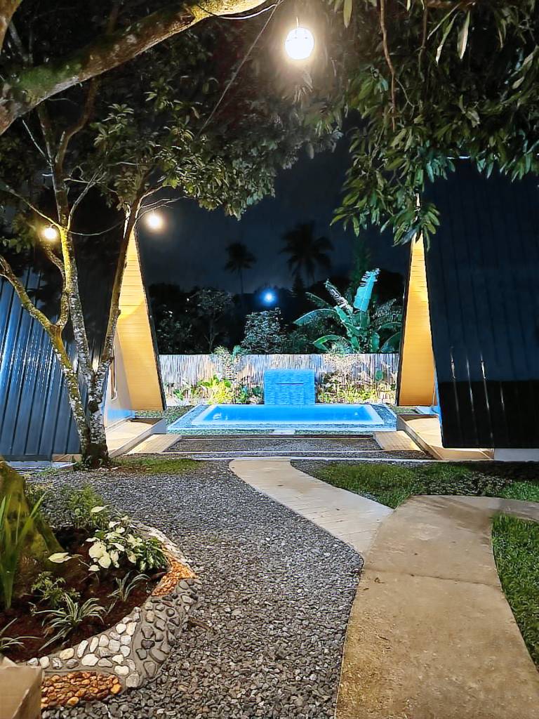 Cabin with barbecue, yard & pool — photo 4